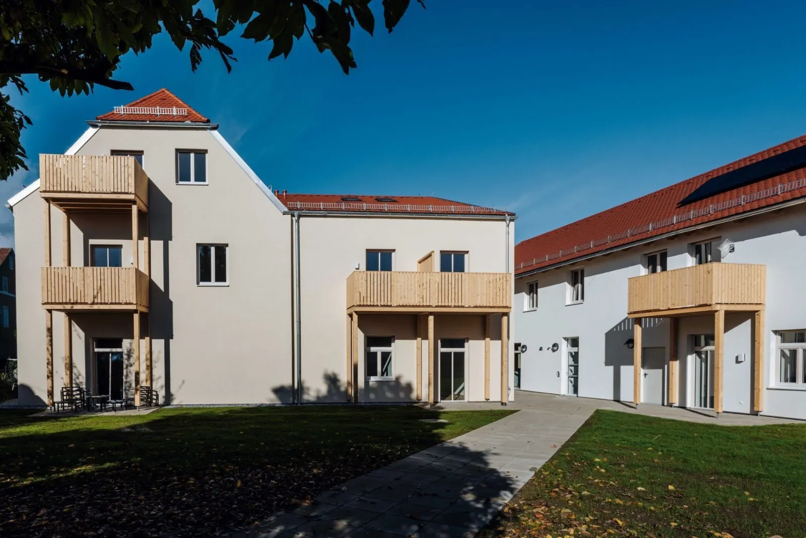 Sanierte Wohnanlage in Bad Radkersburg mit Holzbalkonen und neuem Innenhof