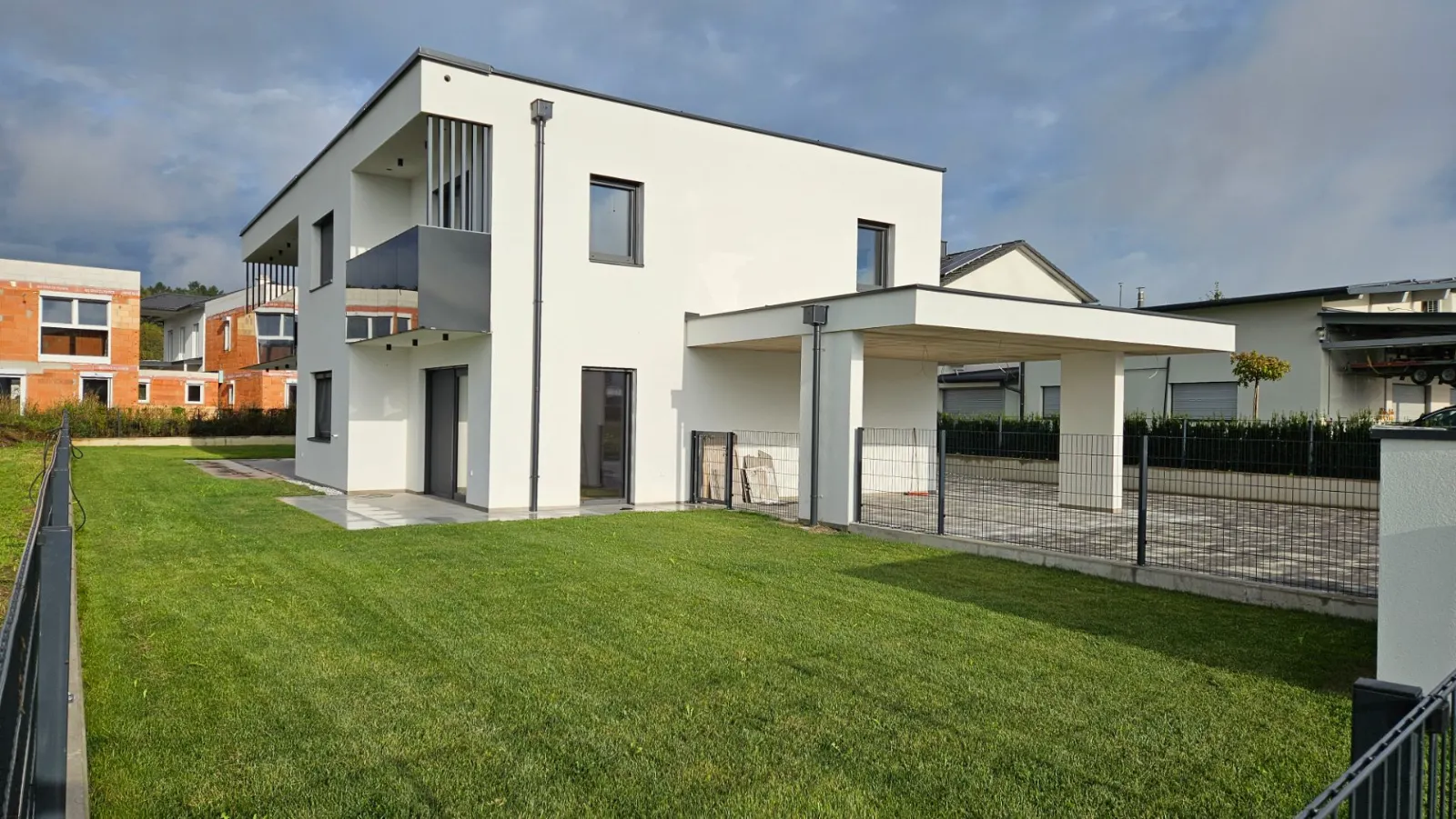 Doppelhaus Empersdorf mit Rasen, Carport und Pflasterfläche