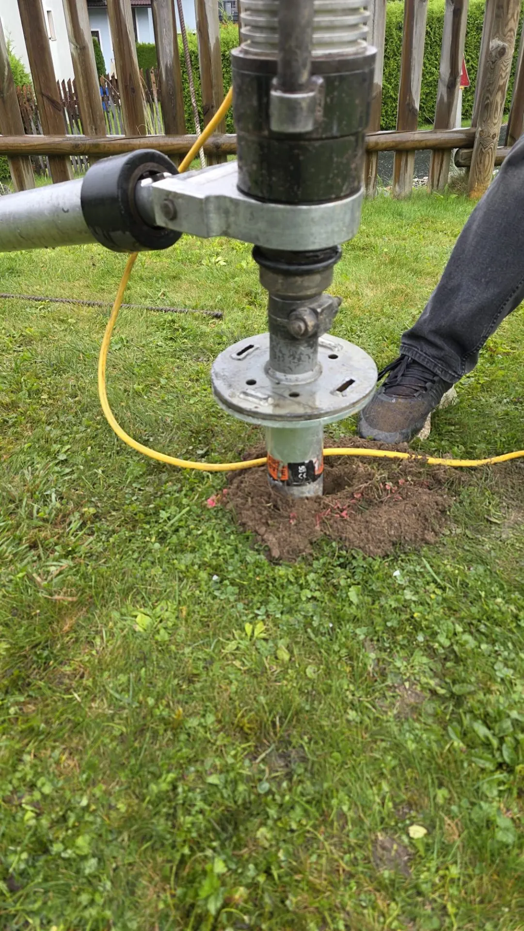 Eindrehen eines Schraubfundaments mit Montagegerät